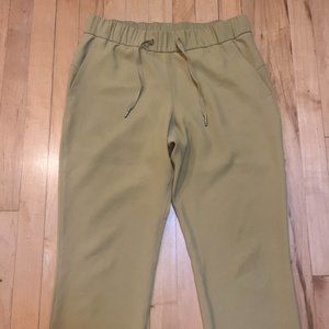 Lululemon On the Fly Cropped jogger size 8